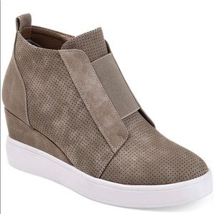 ATHLEFIT WOMEN'S PLATFORM WEDGE SNEAKERS/BOOTIES. SIZE 8.5, TAUPE. NWT.